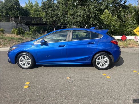 Used 2018 Chevrolet Cruze LT w/ Convenience Package FWD image 4