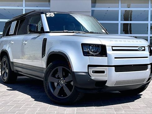 Used 2023 Land Rover Defender 130 SE image 3