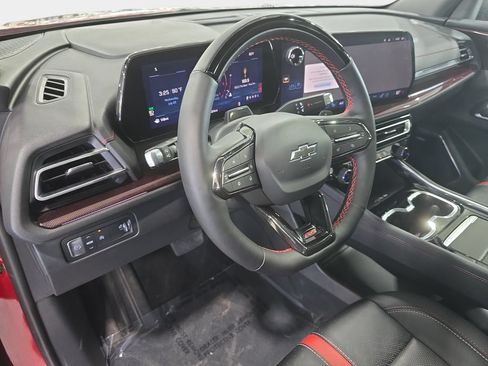 Used 2025 Chevrolet Traverse RS FWD image 25