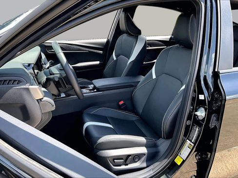 Used 2025 Toyota Camry SE w/ Convenience Package FWD image 8