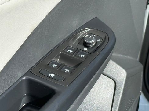 New 2026 Volkswagen Taos SE FWD image 10
