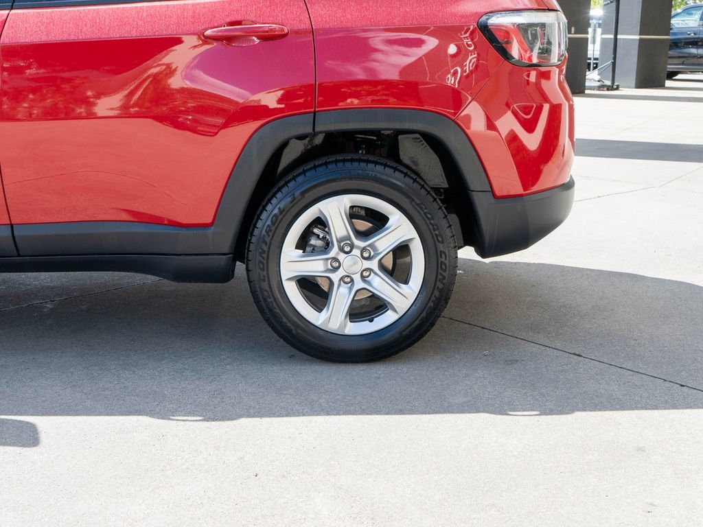 Used 2023 Jeep Compass Latitude w/ Sun and Sound Group AWD/4WD image 28