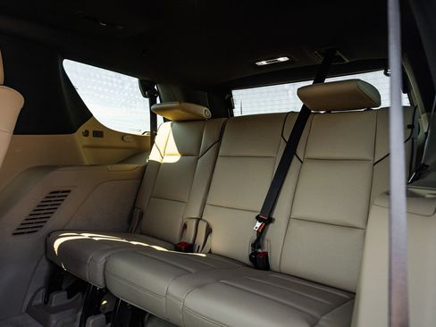 Used 2024 Cadillac Escalade Premium Luxury AWD/4WD image 18