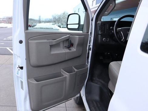 Used 2017 GMC Savana 3500 LS image 13