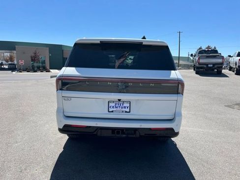 Used 2025 Lincoln Navigator Reserve AWD/4WD image 9