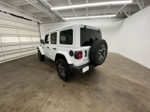 Used 2025 Jeep Wrangler Unlimited Sahara AWD/4WD image 4