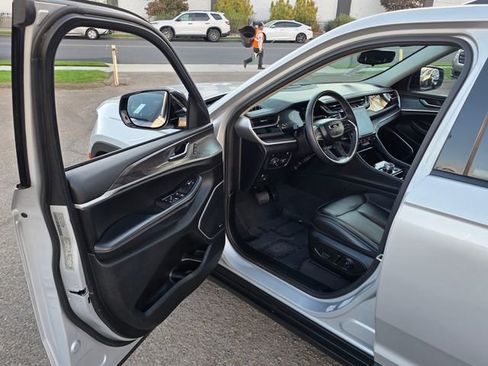 Used 2023 Jeep Grand Cherokee 4WD 4xe image 35