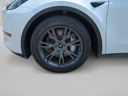 Used 2024 Tesla Model Y Long Range AWD/4WD image 26