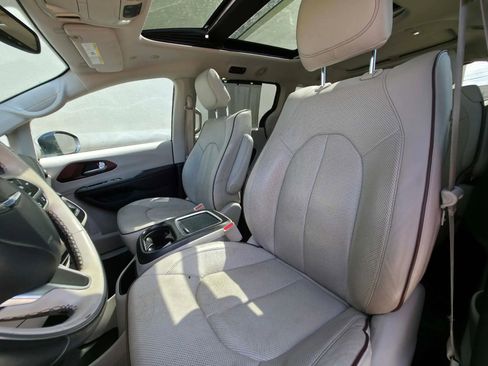 Used 2018 Chrysler Pacifica Limited w/ Tire & Wheel Group FWD image 10