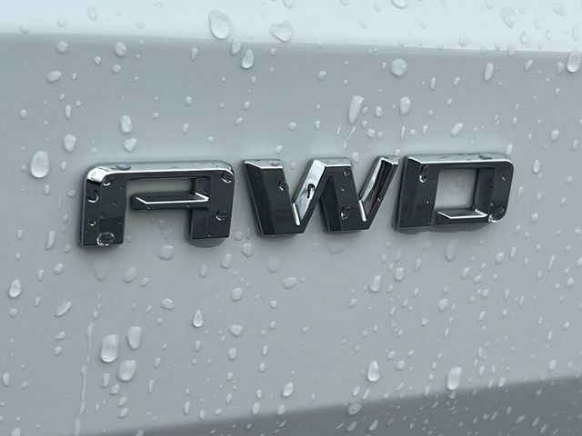 Used 2026 Chevrolet Traverse LT AWD/4WD image 2