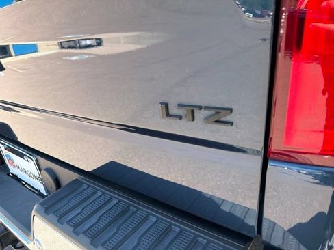 Used 2022 Chevrolet Silverado 1500 LTZ w/ Z71 Off-Road Package AWD/4WD image 7