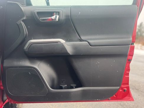 Used 2022 Toyota Tacoma TRD Sport image 10