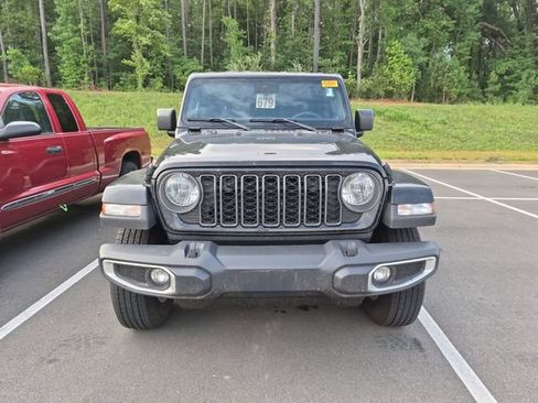 Used 2024 Jeep Gladiator Sport AWD/4WD image 3
