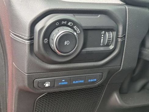 Used 2025 Jeep Wrangler Unlimited Sahara w/ Safety Group AWD/4WD image 12