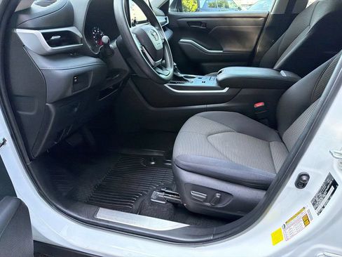 Used 2022 Toyota Highlander L FWD image 9