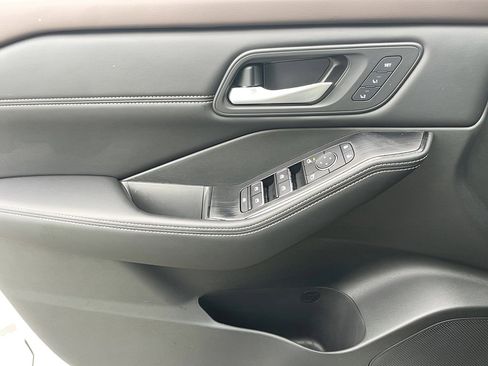 Used 2023 Nissan Rogue SL w/ SL Premium Package image 17