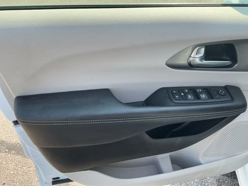 Used 2022 Chrysler Pacifica Touring-L FWD image 29