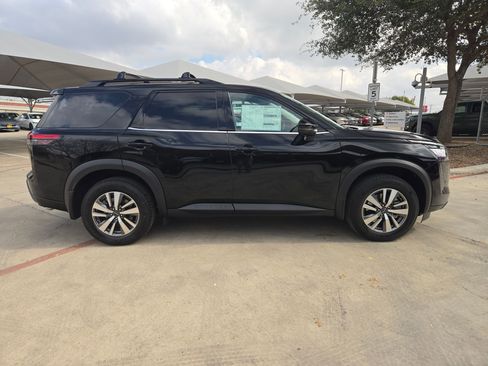 New 2026 Nissan Pathfinder SL image 2
