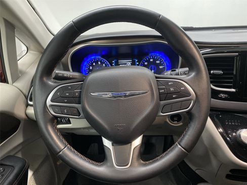 Used 2017 Chrysler Pacifica Touring-L FWD image 15