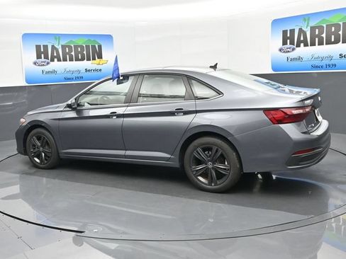 Used 2024 Volkswagen Jetta SE FWD image 3