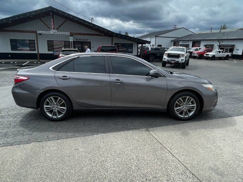 Used 2016 Toyota Camry SE image 6