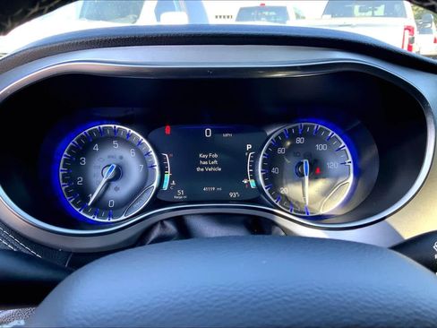 Used 2022 Chrysler Pacifica Limited w/ Uconnect Theater Family Group AWD/4WD image 23