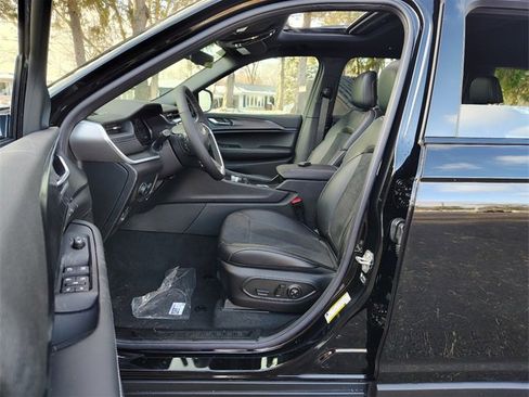 New 2025 Jeep Grand Cherokee L Altitude image 2