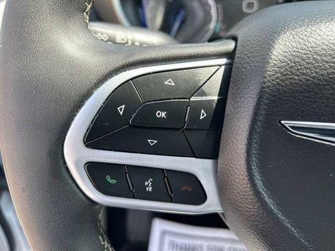Used 2024 Chrysler Pacifica Touring-L FWD image 16