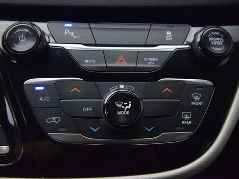 Used 2019 Chrysler Pacifica L FWD image 29