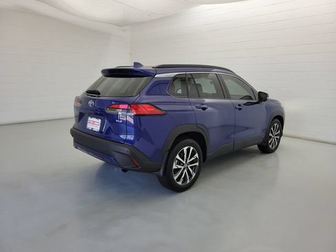Used 2023 Toyota Corolla Cross XLE w/ Convenience Package FWD image 5