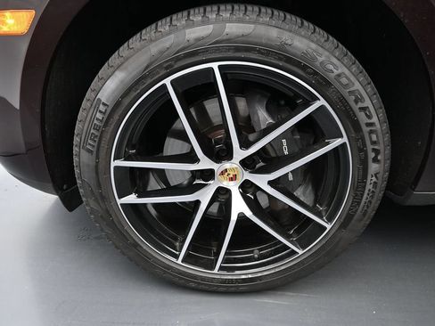 Certified 2025 Porsche Macan AWD/4WD image 9
