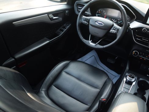 Used 2020 Ford Escape SEL image 2