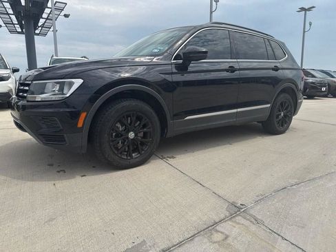 Used 2021 Volkswagen Tiguan SE w/ Panoramic Sunroof Package FWD image 4