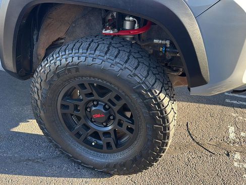 Used 2019 Toyota Tacoma TRD Off-Road w/ TRD Premium Off Road Package AWD/4WD image 9
