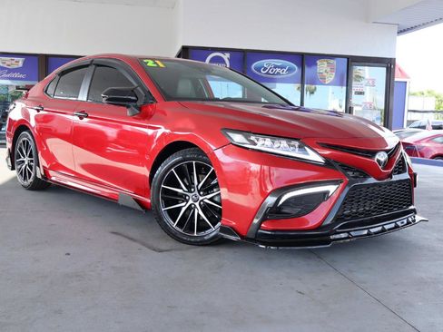 Used 2021 Toyota Camry SE FWD image 3