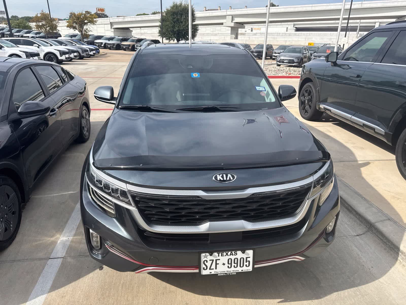 Certified 2021 Kia Seltos SX w/ SX Sunroof Package AWD/4WD image 2