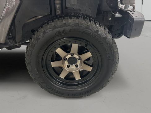 Used 2018 Jeep Wrangler Sport AWD/4WD image 9