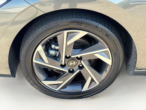Used 2025 Hyundai Elantra SEL image 31