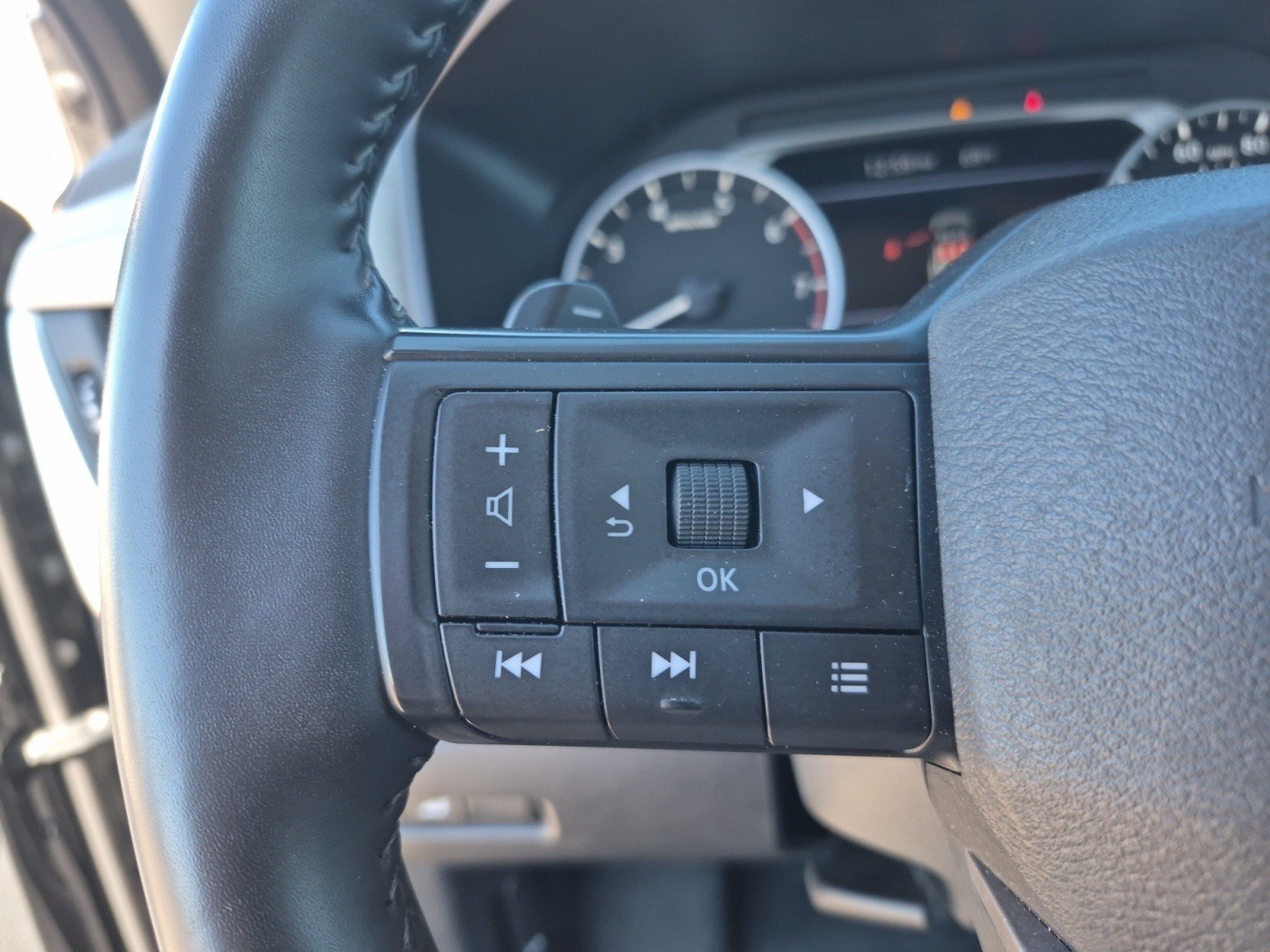 Used 2025 Nissan Rogue SV AWD/4WD image 24