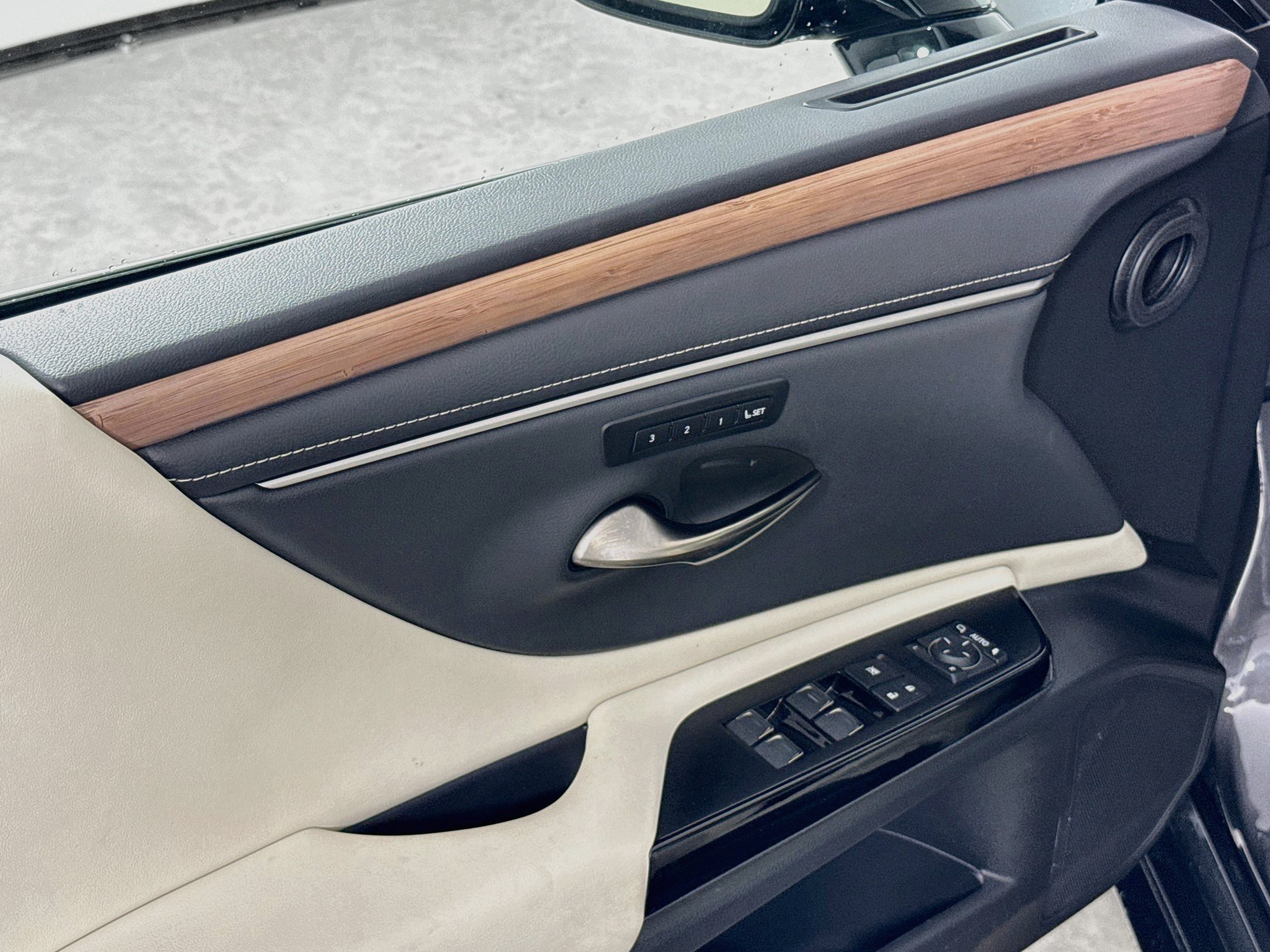 Used 2023 Lexus ES 300h Ultra Luxury FWD image 19