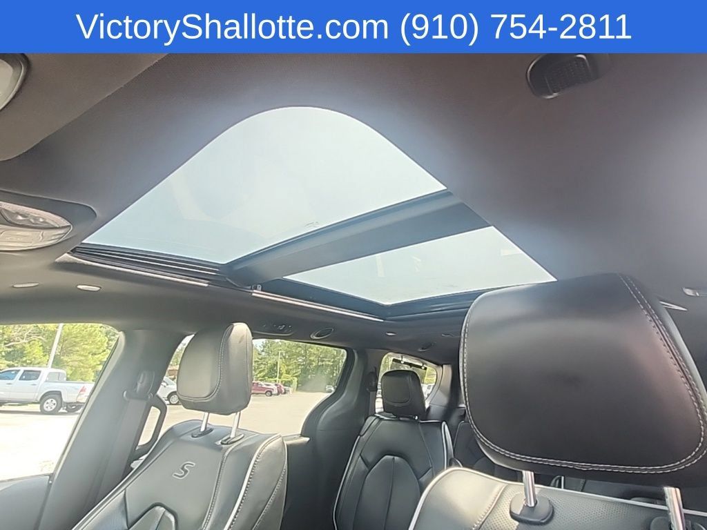 Used 2025 Chrysler Pacifica Limited FWD image 6