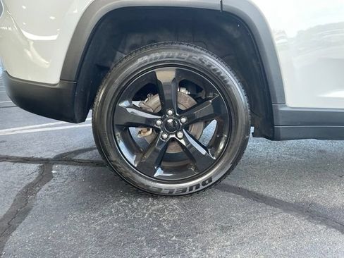 Used 2023 Jeep Grand Cherokee Altitude AWD/4WD image 36