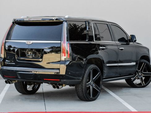Used 2018 Cadillac Escalade Premium Luxury RWD image 4