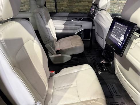 Used 2022 Jeep Wagoneer Series III w/ Premium Group I AWD/4WD image 34