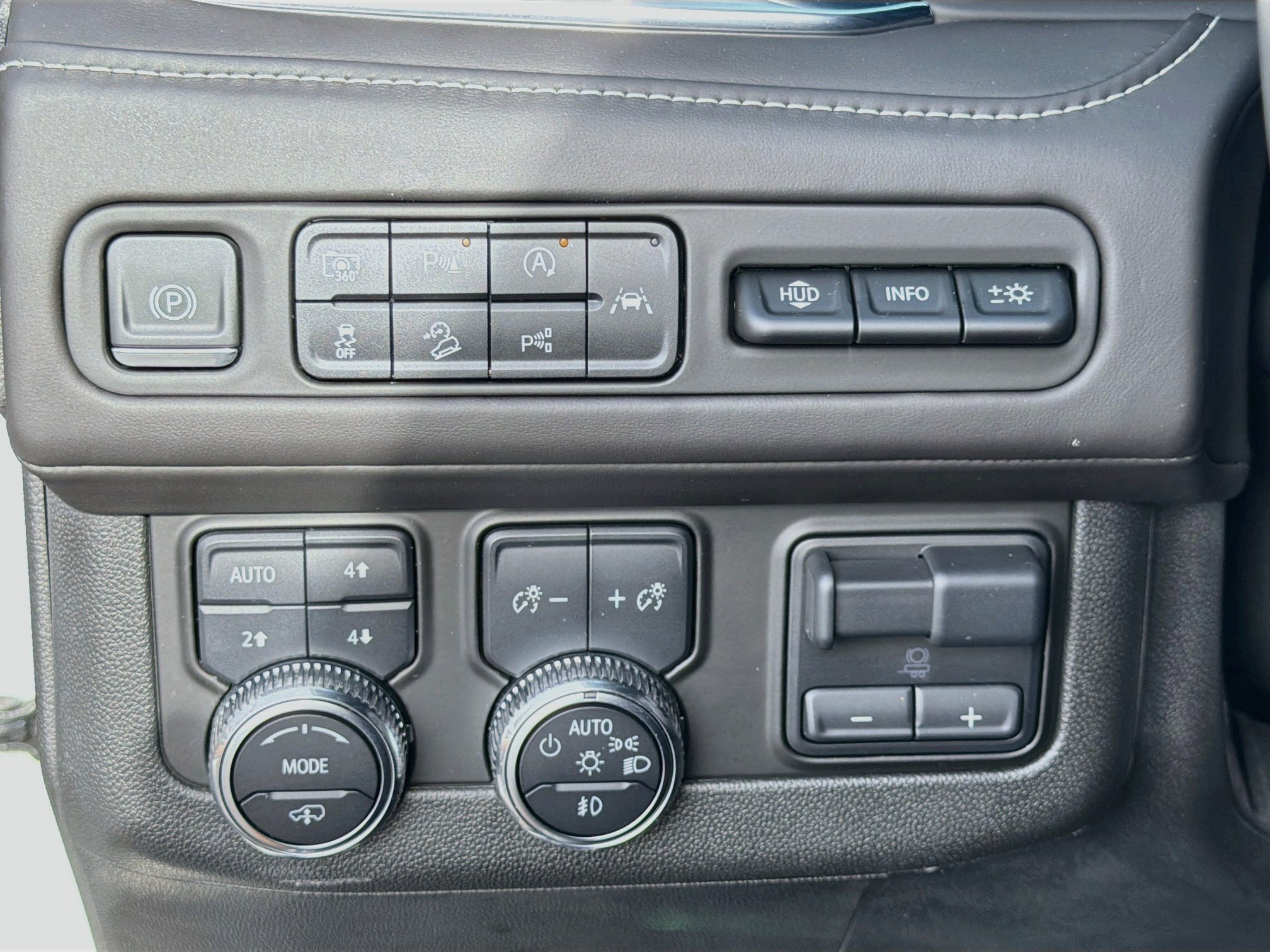 Used 2023 GMC Yukon Denali Ultimate AWD/4WD image 10