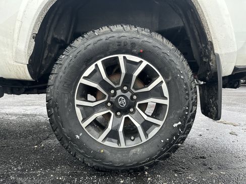 Used 2020 Toyota Tacoma TRD Sport image 32