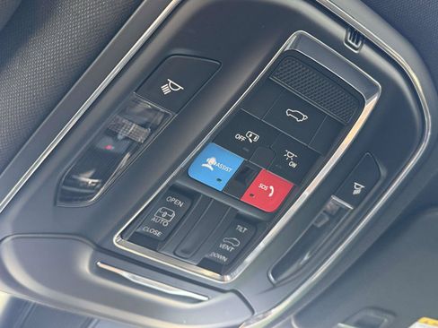 Used 2025 Jeep Grand Cherokee Altitude AWD/4WD image 12