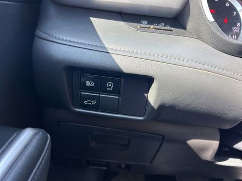 Used 2024 Toyota Highlander XLE FWD image 27
