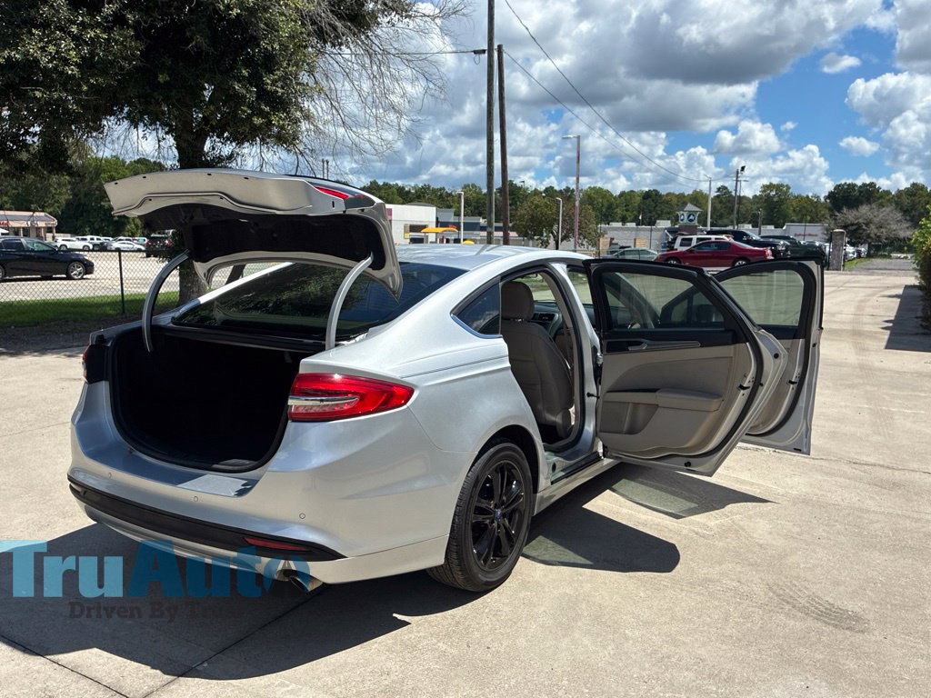 Used 2018 Ford Fusion SE w/ Fusion SE Technology Package FWD image 17