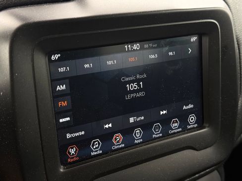 Used 2019 Jeep Renegade Latitude FWD image 14